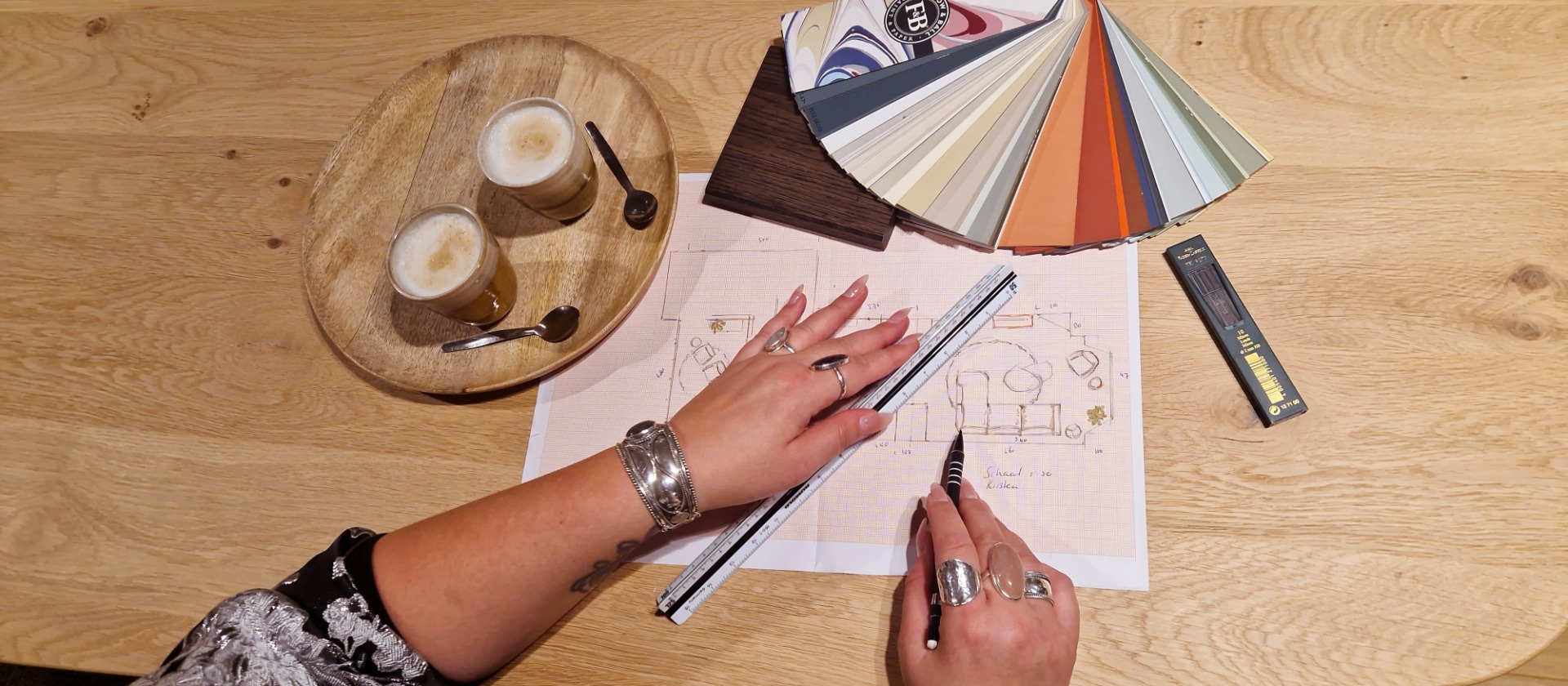 Elisa werkt een interieuradvies uit op een 2D-plattegrond