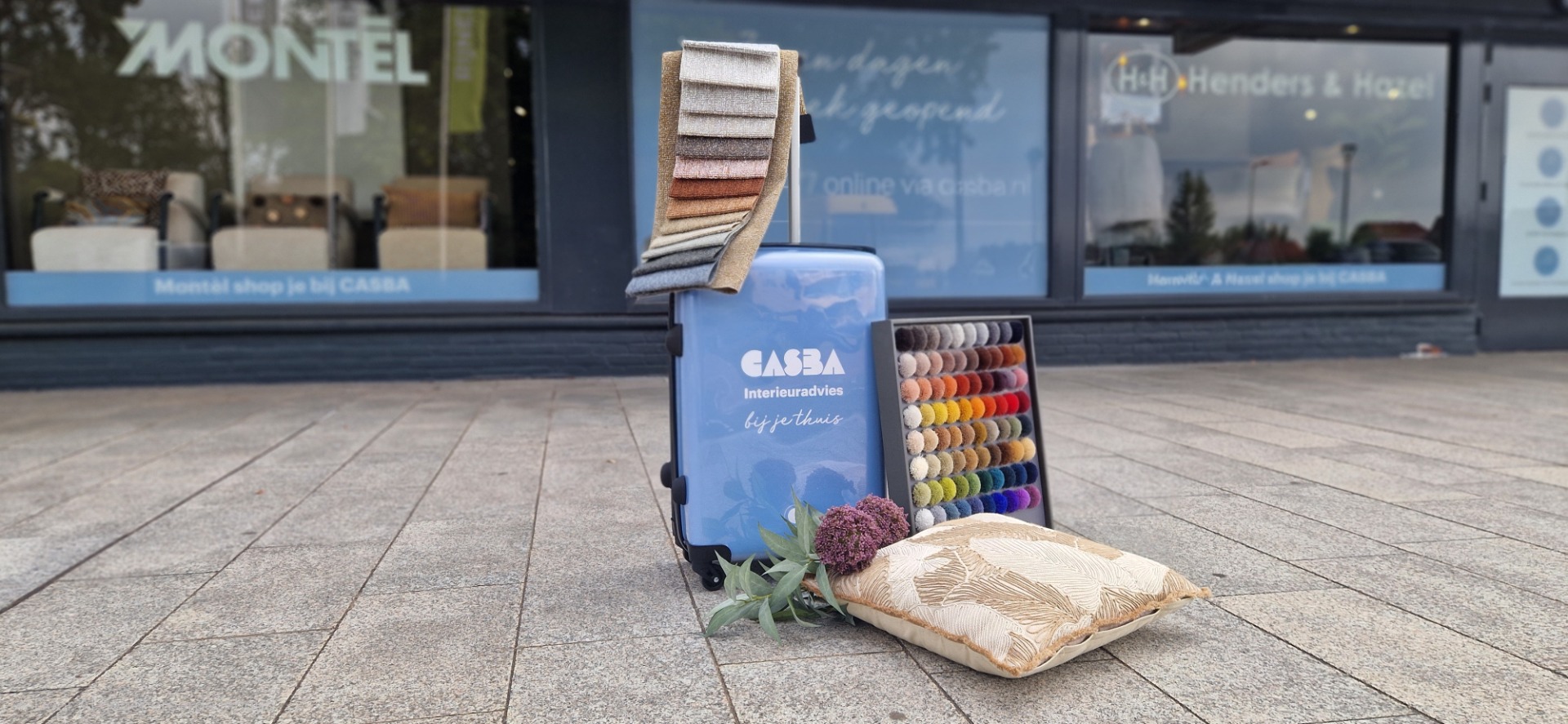 Elisa met haar interieuradvieskoffer voor advies aan huis