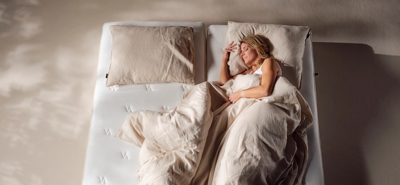 Comfortabele boxspring in een sfeervolle slaapkamer